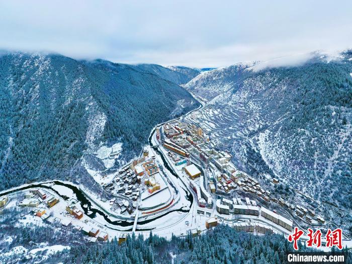 壤塘的雪后美景?！∪捞量h融媒體中心供圖