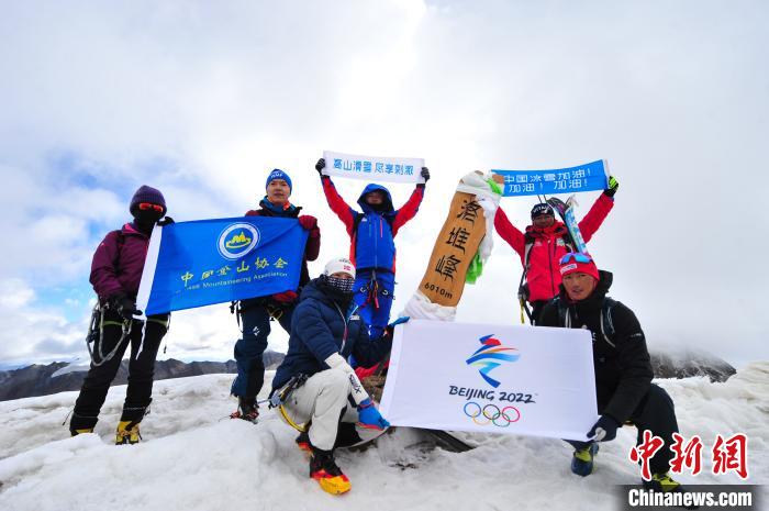 圖為5日，登山者在洛堆峰頂合影。　張偉 攝