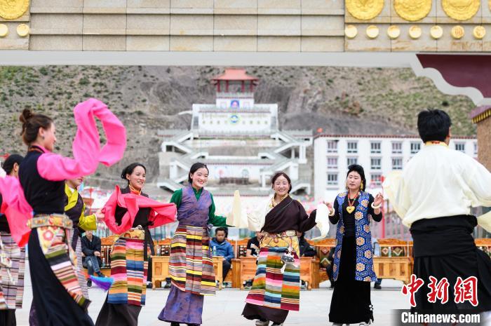 圖為西藏昌都市洛隆縣易地搬遷安置點(diǎn)阿托卡小康示范新村村民載歌載舞慶脫貧(資料圖)?！『闻罾?攝