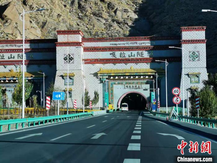 圖為G4219嘎拉山隧道?！垈?攝
