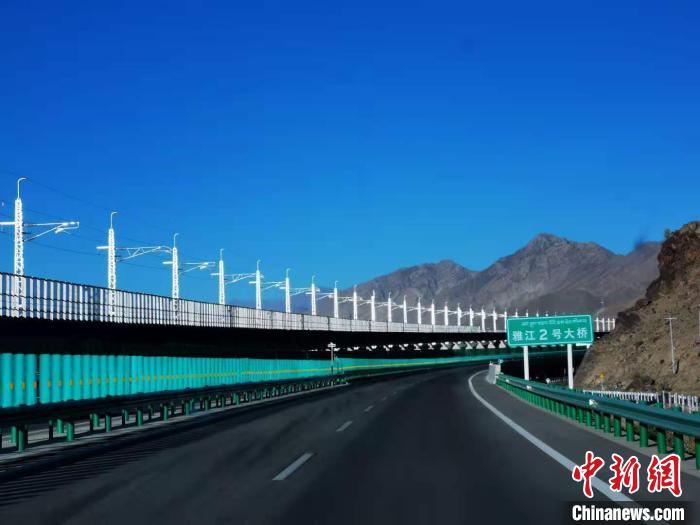 圖為G4219嘎拉山隧道至澤當(dāng)大橋段?！垈?攝