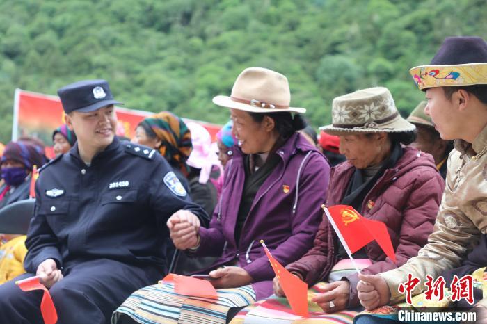 圖為李陽副所長(前排左一)與卓嘎、央宗姐妹共同參加愛國主義教育活動。　德吉 攝