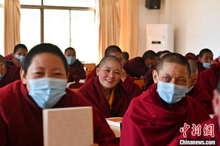 3月23日，記者走進(jìn)位于拉薩的西藏佛學(xué)院，探訪宗教學(xué)府的新學(xué)期。圖為西藏佛學(xué)院尼眾部學(xué)員等待上課。<a target='_blank' ></p><p  align=