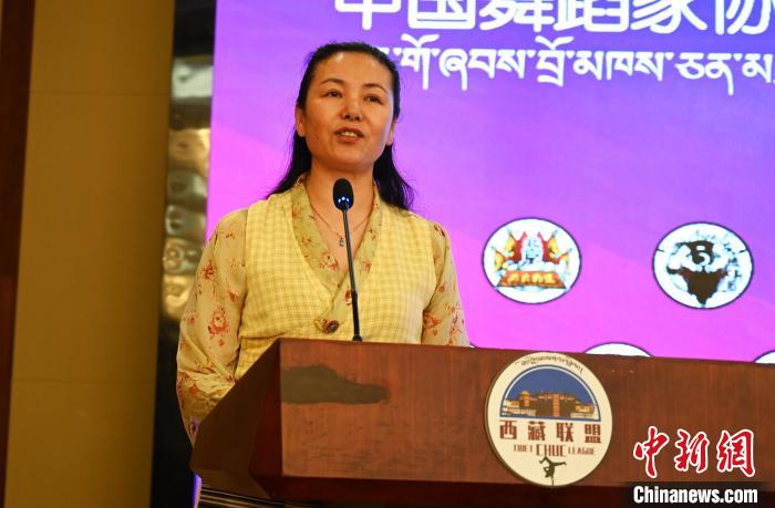 圖為西藏自治區(qū)舞蹈家協(xié)會主席達娃拉姆致辭?！≮w朗 攝