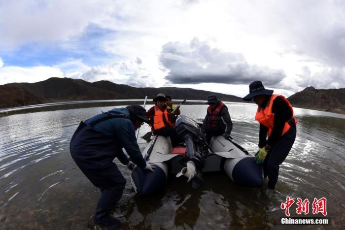 圖為科考隊(duì)員準(zhǔn)備乘快艇前往浪錯(cuò)湖中心開(kāi)展科考作業(yè)。 <a target='_blank' ><p  align=
