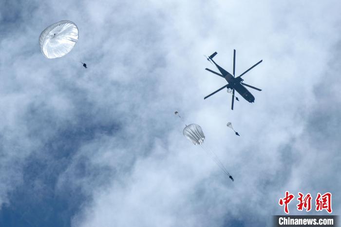 圖為傘降女兵在空中開傘?！⊥跏鰱| 攝