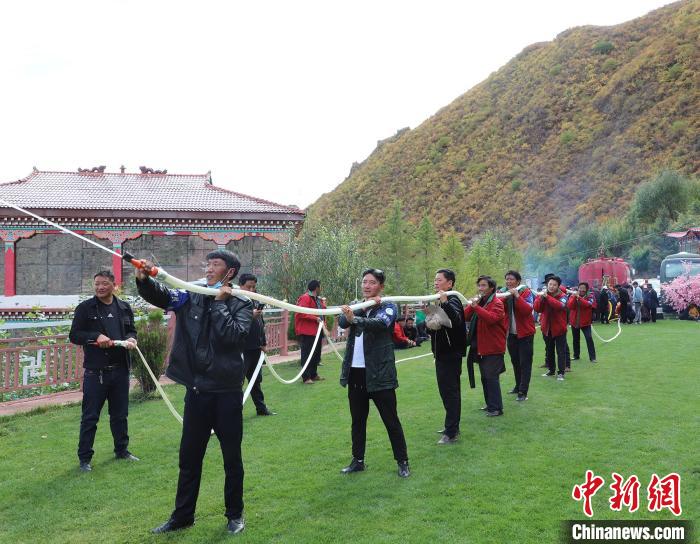 圖為護(hù)林員體驗(yàn)架設(shè)水泵?！〔际猩窒乐ш?duì) 供圖