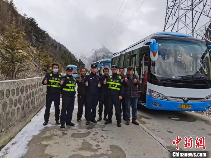 救援成功后，司機(jī)們與邊境派出所民警合影。　李建峰 攝