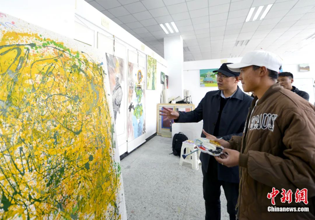 劉洋在課堂上指導(dǎo)學(xué)生繪畫技巧。<a target='_blank' href='/'><p  align=