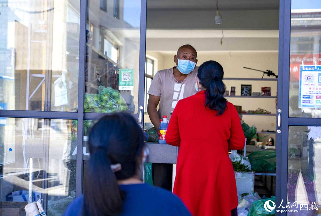 市民們有序排隊購買早餐。人民網(wǎng) 次仁羅布攝