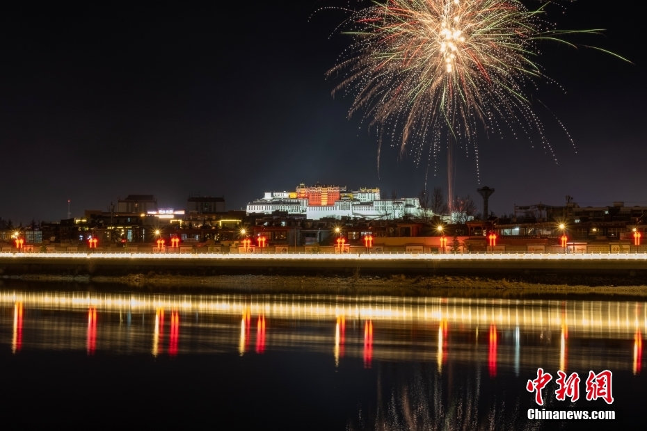資料圖為2022年3月1日，拉薩迎來藏歷新年“古突夜”，煙花與被燈光照亮的布達(dá)拉宮交相輝映。 <a target='_blank' href='/'><p  align=