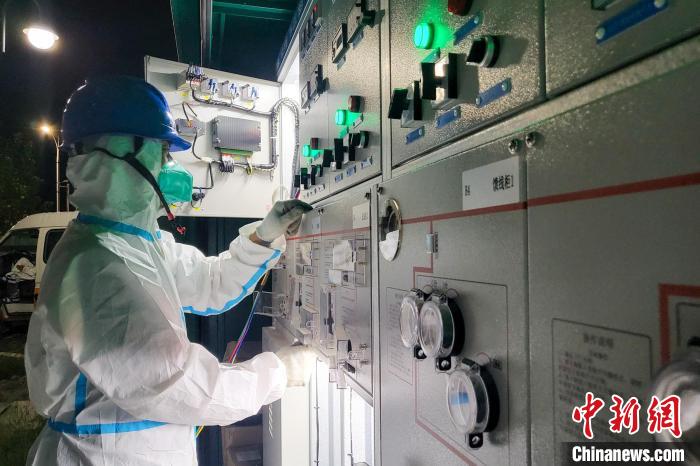 西藏電力部門順利完成方艙醫(yī)院供電設(shè)備安全可靠接入?！⊥醮箫w 攝