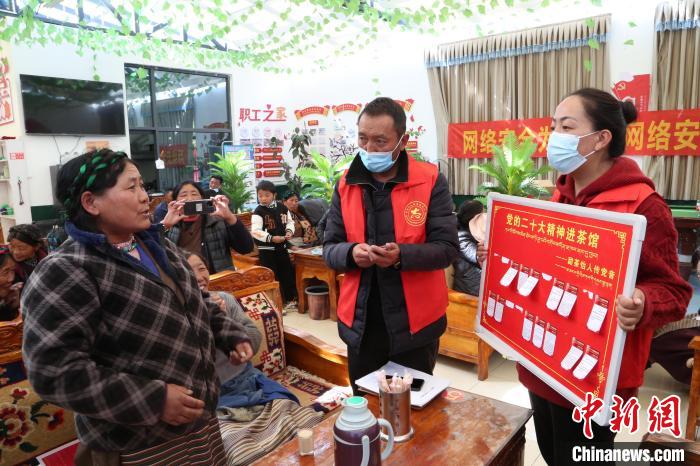 圖為瓊結(jié)縣村民參與問(wèn)答。　倫珠澤仁 攝