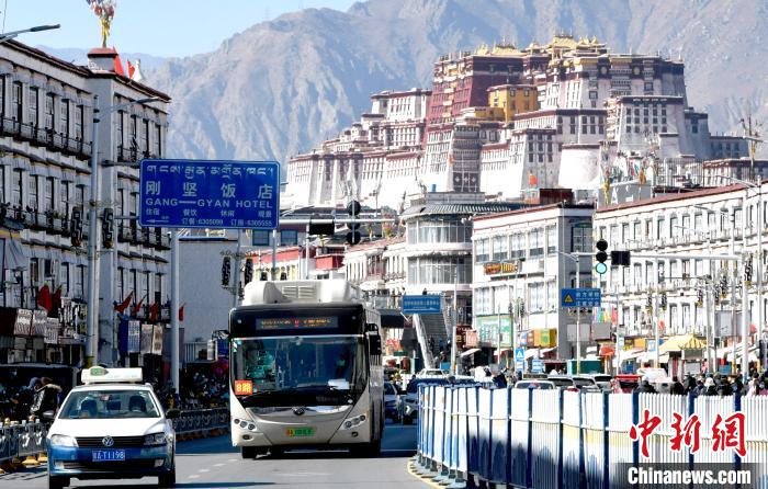 12月7日，一輛公交車從拉薩市城關(guān)區(qū)北京東路駛過。　李林 攝