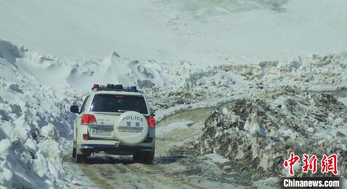 圖為邊壩縣降雪時夏貢拉山段路況?！∵厜慰h融媒體中心供圖