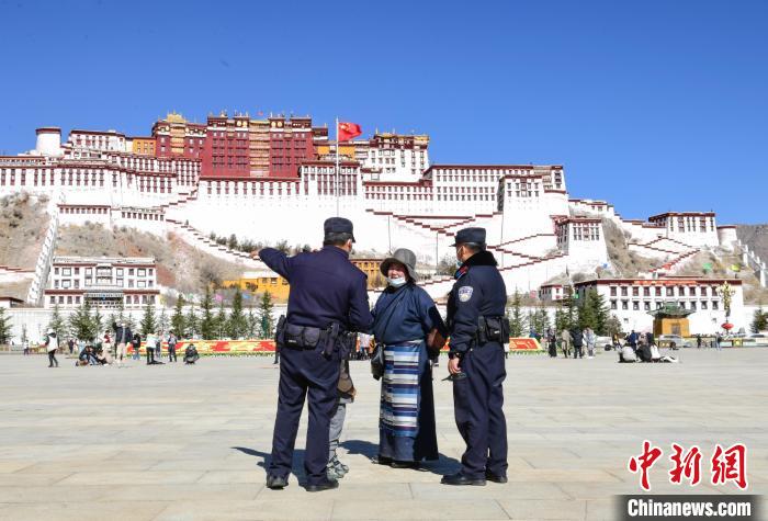 圖為1月23日，布達(dá)拉宮廣場(chǎng)派出所民警正在回答民眾咨詢(xún)?！∝暩聛?lái)松 攝