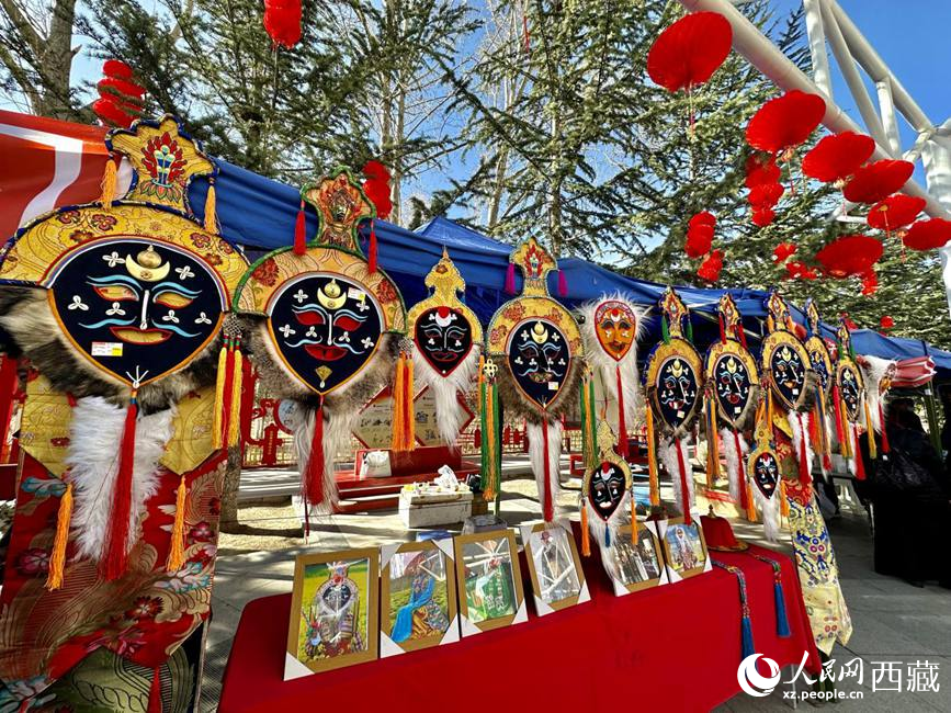 充滿藏元素的年貨節(jié)現(xiàn)場。人民網(wǎng) 次仁羅布攝