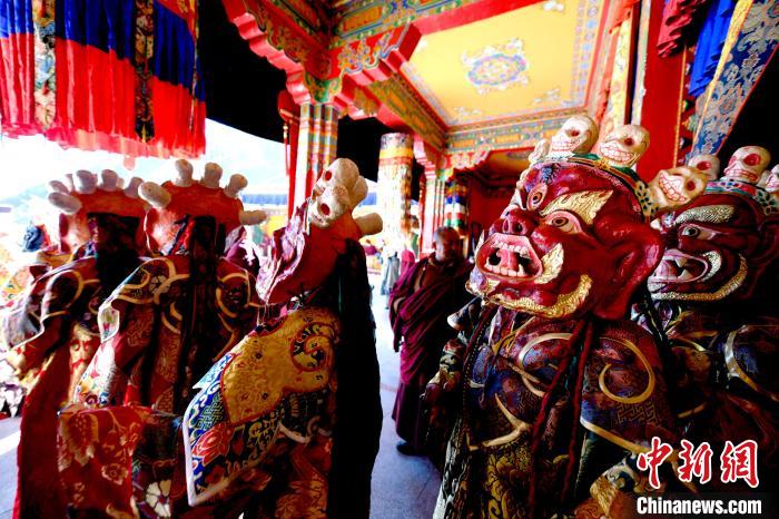 2月19日，楚布寺僧人們佩戴面具準(zhǔn)備參加跳神活動。　李林 攝