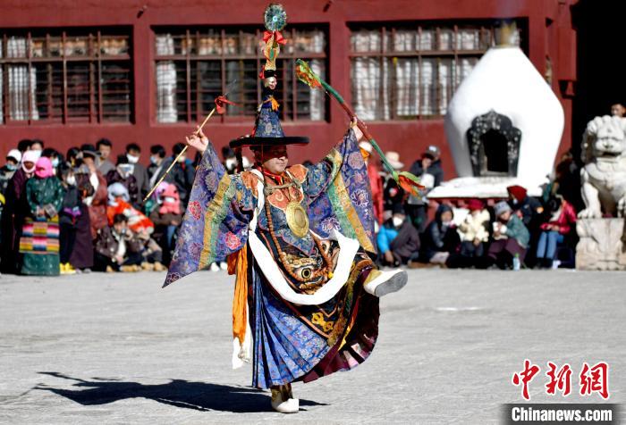 2月19日，楚布寺僧人參加跳神活動?！±盍?攝