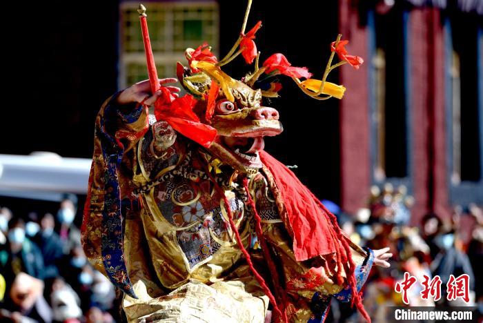 2月19日，楚布寺僧人佩戴面具參加跳神活動?！±盍?攝