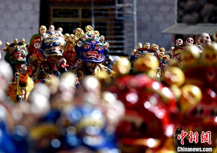 2月19日，楚布寺僧人們佩戴面具參加跳神活動。　李林 攝