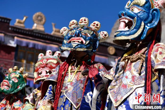 2月19日，楚布寺僧人們佩戴面具參加跳神活動。　李林 攝