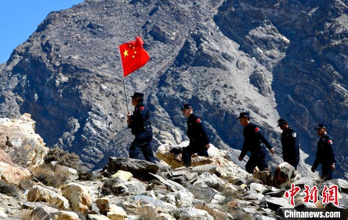 底雅邊境派出所民警夏永軍(左一)在巡邏中。　李林 攝