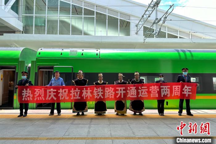 中國鐵路青藏集團(tuán)有限公司慶祝拉林鐵路開通運(yùn)營兩周年?！±詈Ｐ?攝