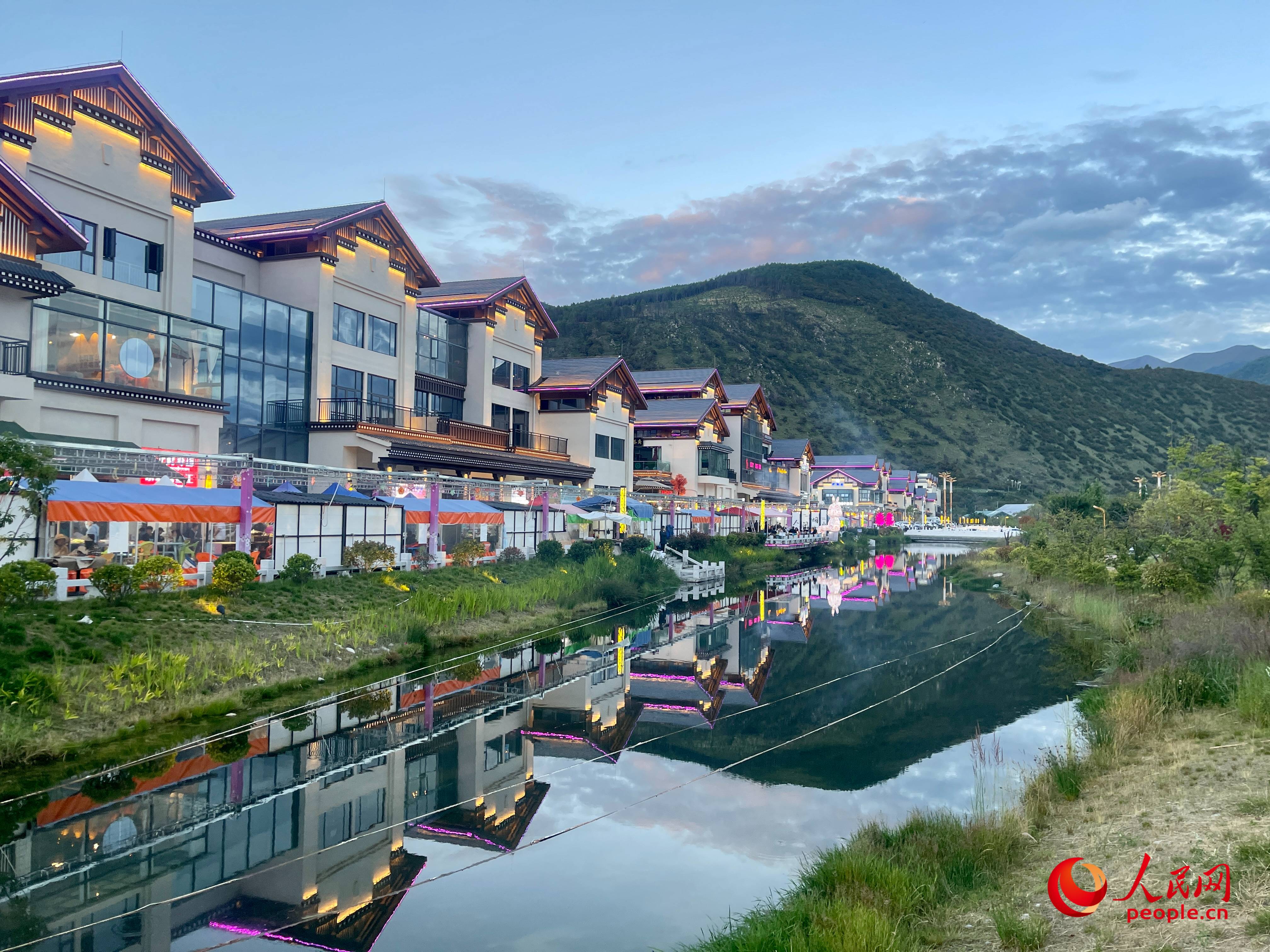 工布公園的一角，風景秀麗。人民網(wǎng) 周靜圓攝