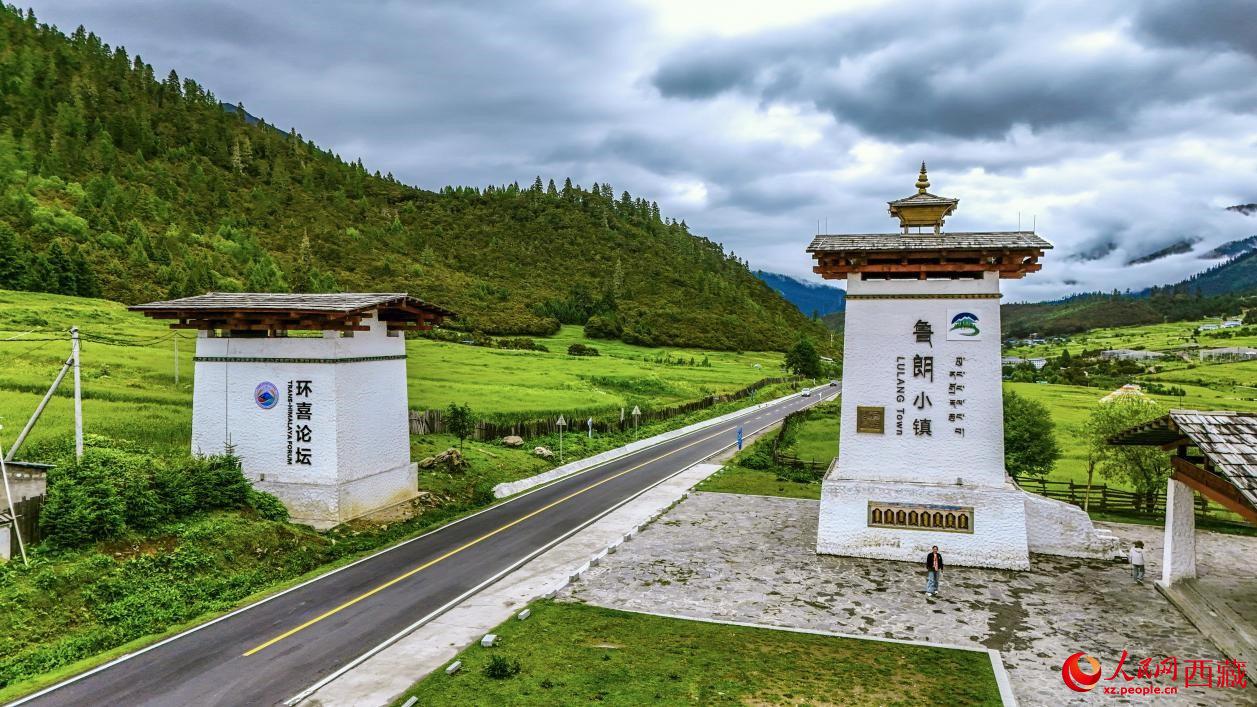圖為魯朗小鎮(zhèn)一角。人民網(wǎng)記者 次仁羅布攝