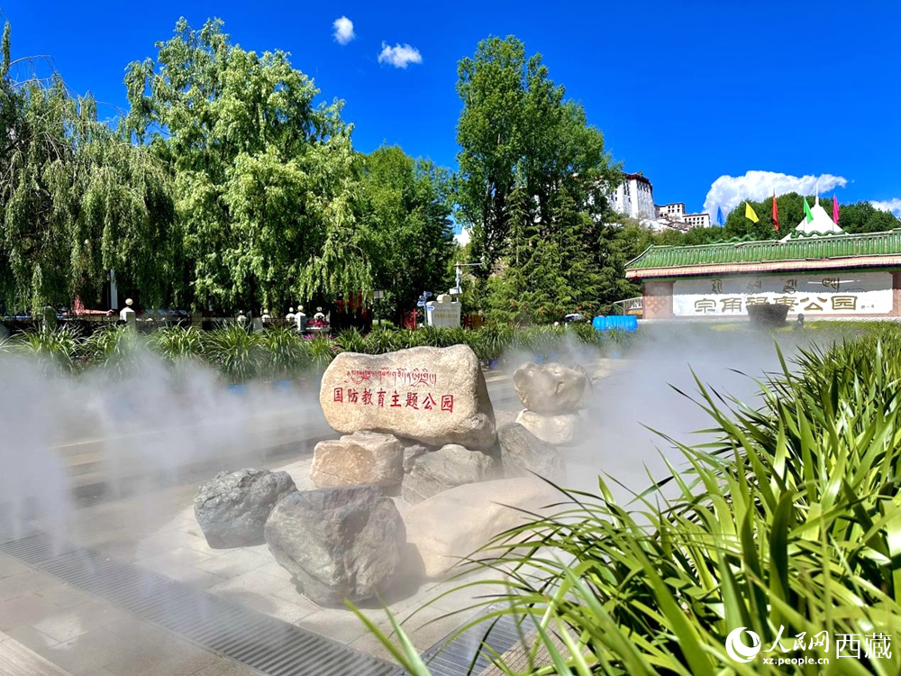 布達拉宮腳下的宗角祿康公園。